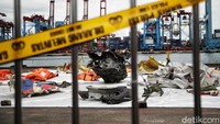 Temuan hasil pencarian pesawat dan penumpang Sriwijaya Air SJ182 dikumpulkan di JICT 2, Tanjung Priok, Selasa (21/1/22021).