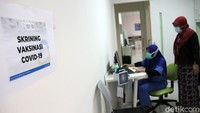 Suasana ruang screening di Rumah Sakit UI Depok untuk mengecek kondisi pasien sebelum dilakukan vaksinasi.