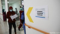Ruang tunggu bagi pasien setelah melakukan registrasi dan screening sebelum dilakukan vaksinasi COVID-19 di Rumah Sakit UI, Depok.