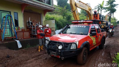 Pencarian Korban Longsor Sumedang Kembali Dilakukan