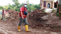 Pencarian korban dibagi ke dalam tiga sektor.