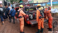 Insiden ini terjadi ketika bukit yang berada di belakang Kompleks Pondok Daud amblas. Nahasnya, sebagian rumah di Perum SBG Parakan Muncang yang berada di atas bukit juga ikut ambles. Ketinggian tebing kurang lebih 50 meter dengan lebar tebing yang longsor kurang lebih sepanjang 60 meter. 14 rumah dari laporan awal dikabarkan rusak dan tertimbun material longsor.