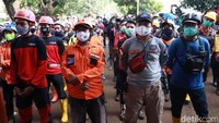 Tim SAR gabungan melakukan apel sebelum melakuan pencarian korban longsor. Mereka mendapat arahan dari Kepala Kantor SAR Bandung Deden Ridwansyah. 