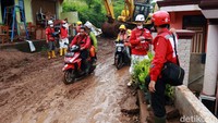 Tim SAR gabungan bersiap melakukan pencarian korban longsor di Kampung Bojongkondang, Desa Cihanjuang, Cimanggung, Kabupaten Sumedang, Jawa Barat.