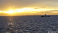 Sejumlah KRI menyisir lokasi jatuhnya pesawat di perairan Kepulauan Seribu, Jakarta Utara, Selasa (12/1/2021) pagi.