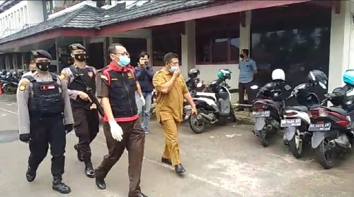 Penyidik Kejati Bengkulu menggeledah kantor Dinas PUPR Bengkulu terkait penyidikan dugaan korupsi proyek pengaman banjir air sungai Bengkulu pada 2019. (dok Istimewa)