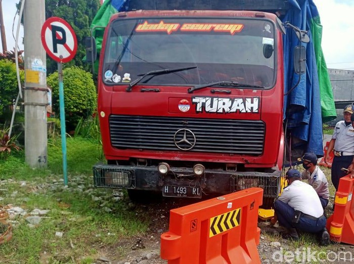 Petugas Dinas Perhubungan Klaten menggembok truk yang parkir sembarangan di dekat SPBU Jonggrangan, Selasa (12/1/2021).