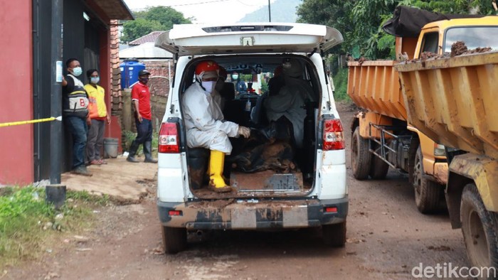 Petugas evakuasi jasad korban longsor di Sumedang.