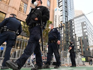 Puluhan Polisi Dikerahkan, Cuma Segelintir Pendukung Trump yang Demo Twitter