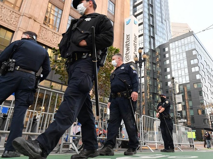 Police put together barricades in anticipation of a protest outside Twitter corporate headquarters in San Francisco, California on January 11, 2021. - Twitter suspended President Donald Trumps account after conspiracy theories about voter fraud and election theft sent thousands of his supporters to attack the Capitol in Washington, DC last week. (Photo by JOSH EDELSON / AFP)