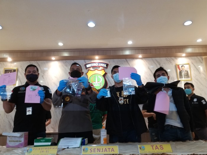 Polisi Ungkap Barang Bukti Penangkapan APH, Ada Happy Five