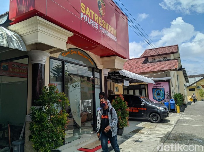 Seorang pria di Ponorogo nekat menyetubuhi anak tirinya. Persetubuhan tersebut terciduk sang istri atau ibu kandung korban.