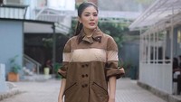 Saat berada di kawasan Trans TV, Jakarta, Nindy terlihat modis. (Foto: dok. Instagram @nindyparasadyharsono) 