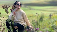 Saat liburan di Bromo, potret Nindy tetap terlihat menarik. (Foto: dok. Instagram @nindyparasadyharsono) 