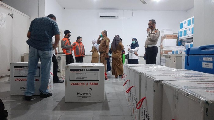 Proses pengiriman vaksin Sinovac oleh Dinkes Riau (Raja Adil-detikcom)