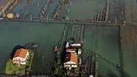 Ribuan hektar kawasan Albania tampak telah dikepung banjir.  