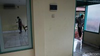 Relawan menyiapkan ruangan untuk pasien yang akan menjalasi isolasi.