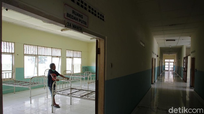 RS Veteran Patmasuri Yogyakarta Tambah Ruang Isolasi COVID-19 Relawan membersihkan ruangan yang terdapat di Rumah Sakit Veteran Patmasuri, Bantul, Yogyakarta, Selasa (12/1/2021). Pemerintah Kabupaten Bantul, Yogyakarta mempersiapkan ruang isolasi untuk menangani lonjakan angka positif Covid 19.