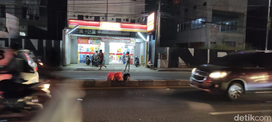 Sampah di tengah jalan Jl Dewi Sartika dan flyover dekat Pasar Ciputat, Tangerang Selatan, Banten. (Taufieq Renaldi Arfiansyah/detikcom)