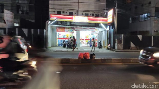 Sampah di tengah jalan Jl Dewi Sartika dan flyover dekat Pasar Ciputat, Tangerang Selatan, Banten. (Taufieq Renaldi Arfiansyah/detikcom)