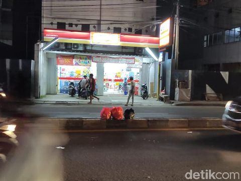 Sampah di tengah jalan Jl Dewi Sartika dan flyover dekat Pasar Ciputat, Tangerang Selatan, Banten. (Taufieq Renaldi Arfiansyah/detikcom)