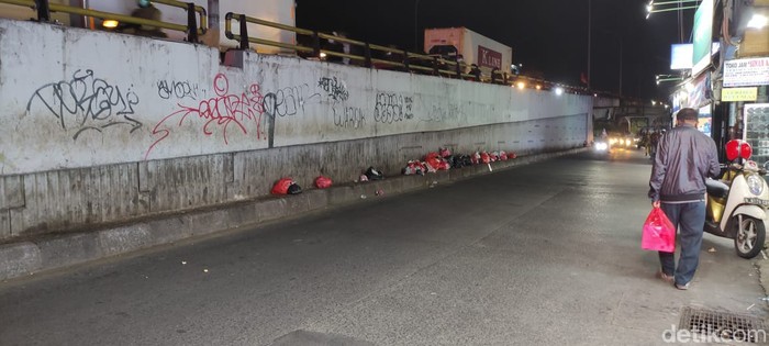 Sampah di tengah jalan Jl Dewi Sartika dan flyover dekat Pasar Ciputat, Tangerang Selatan, Banten. (Taufieq Renaldi Arfiansyah/detikcom)