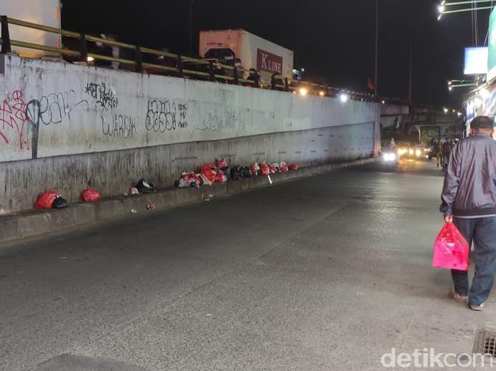 Sampah di tengah jalan Jl Dewi Sartika dan flyover dekat Pasar Ciputat, Tangerang Selatan, Banten. (Taufieq Renaldi Arfiansyah/detikcom)