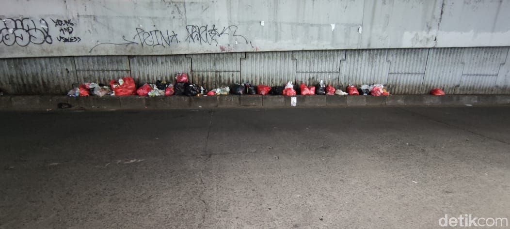 Sampah di tengah jalan Jl Dewi Sartika dan flyover dekat Pasar Ciputat, Tangerang Selatan, Banten. (Taufieq Renaldi Arfiansyah/detikcom)