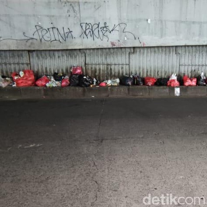 Sampah di tengah jalan Jl Dewi Sartika dan flyover dekat Pasar Ciputat, Tangerang Selatan, Banten. (Taufieq Renaldi Arfiansyah/detikcom)