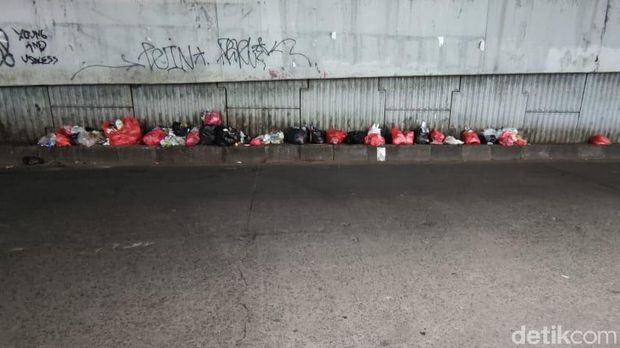 Sampah di tengah jalan Jl Dewi Sartika dan flyover dekat Pasar Ciputat, Tangerang Selatan, Banten. (Taufieq Renaldi Arfiansyah/detikcom)