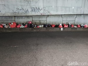 Pemkot Tangsel soal Sampah di Tengah Jalan: Orang Ciputat Susah Diatur