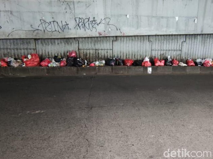Sampah di tengah jalan Jl Dewi Sartika dan flyover dekat Pasar Ciputat, Tangerang Selatan, Banten. (Taufieq Renaldi Arfiansyah/detikcom)