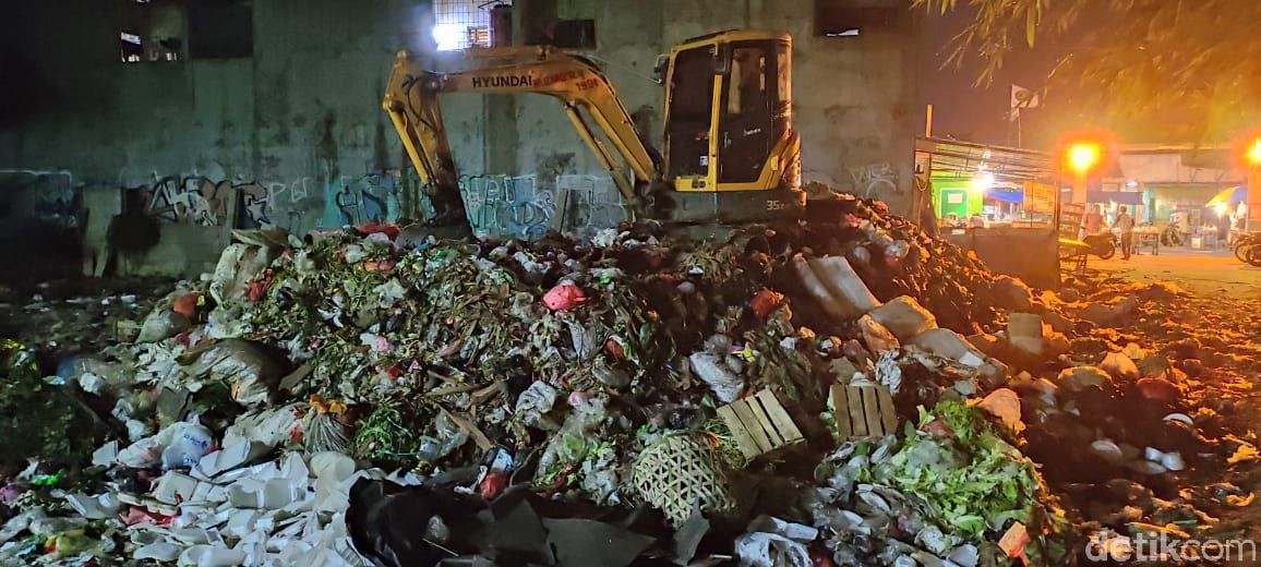 Sampah di tengah jalan Jl Dewi Sartika dan flyover dekat Pasar Ciputat, Tangerang Selatan, Banten. (Taufieq Renaldi Arfiansyah/detikcom)