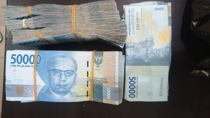 Seorang pemuda di Kabupaten Banggai, Sulawesi Tengah ditangkap polisi usai membawa lari uang sebanyak 75 juta rupiah untuk modal nikah.