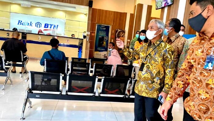 Direktur Distribution & Retail Funding PT Bank Tabungan Negara (Persero) Tbk. Jasmin (kedua kanan) melakukan kunjungan kerja ke Bank BTN Kantor Cabang Harapan Indah, Bekasi, Jawa Barat, Selasa (12/1). Kunjungan kerja tersebut dilakukan untuk memastikan pelayanan Bank BTN tetap mengutamakan penerapan protokol kesehatan untuk menjamin keamanan dan kenyamanan nasabah dalam melakukan transaksi. Direksi Bank BTN secara bergantian gencar melakukan kunjungan ke jaringan kantor perseroan selain untuk memberikan semangat sambut tahun 2021 juga untuk memastikan kesiapan cabang dalam mendukung pencapaian target penghimpunan dana pihak ketiga perseroaan yang tahun ini ditargetkan sekitar 7% yoy.