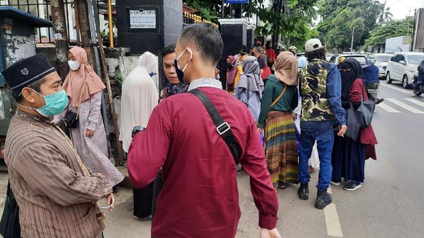 Simpatisan Habib Rizieq datangi PN Jaksel (Foto: Fathan/detikcom)