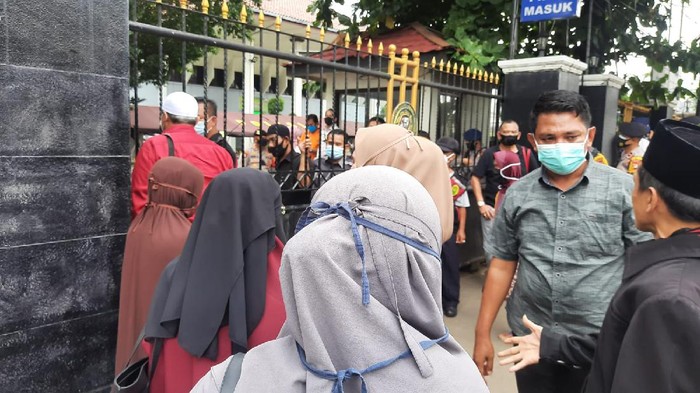 Simpatisan Habib Rizieq datangi PN Jaksel (Foto: Fathan/detikcom)