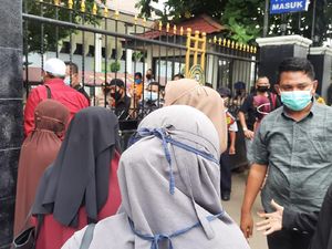 Simpatisan Habib Rizieq Datangi PN Jaksel, Dilarang Masuk ke Persidangan