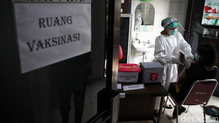 Simulasi Pemberian Vaksin Sinovac Puskesmas Kelurahan Cilincing 1,Jakarta Utara, menggelar simulasi pemberian vaksin Sinovac, Selasa (12/1). Simulasi ini untuk memastikan kesiapan proses vaksinasi dan tenaga medis di puskesmas.