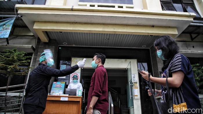 Puskesmas Kelurahan Cilincing 1,Jakarta Utara, menggelar simulasi pemberian vaksin Sinovac, Selasa (12/1). Simulasi ini untuk memastikan kesiapan proses vaksinasi dan tenaga medis di puskesmas.