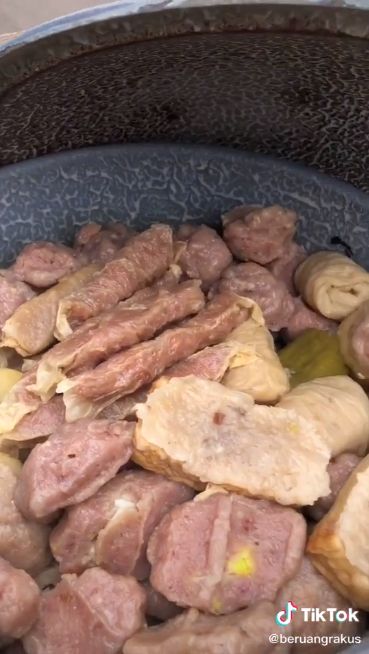 Alih-alih siomay ikan, penjual ini menawarkan siomay babi