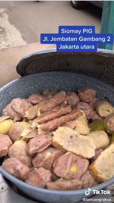 Bukan Siomay Ikan, Penjual Ini Tawarkan Siomay Daging Babi
