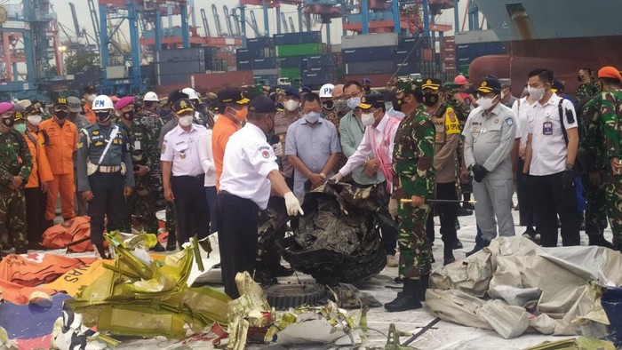 Menhub Budi Karya Sumadi dan Panglima TNI Marsekal Hadi Tjahjanto mengecek serpihan pesawat Sriwijaya Air SJ182.