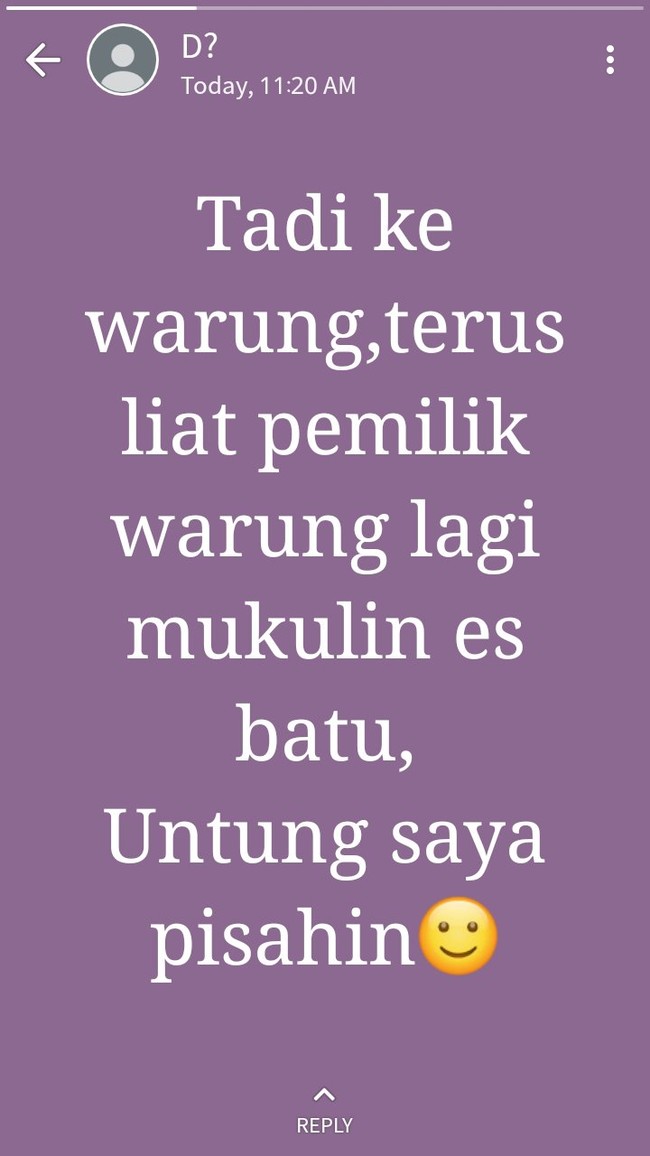 Sungguh ide cemerlang untuk memisahkan pemilik warung dengan es batu yang lagi dipukulinnya. Bikin bingung harus komentar apa lagi. Foto: Twitter/@txtdrstoryWA