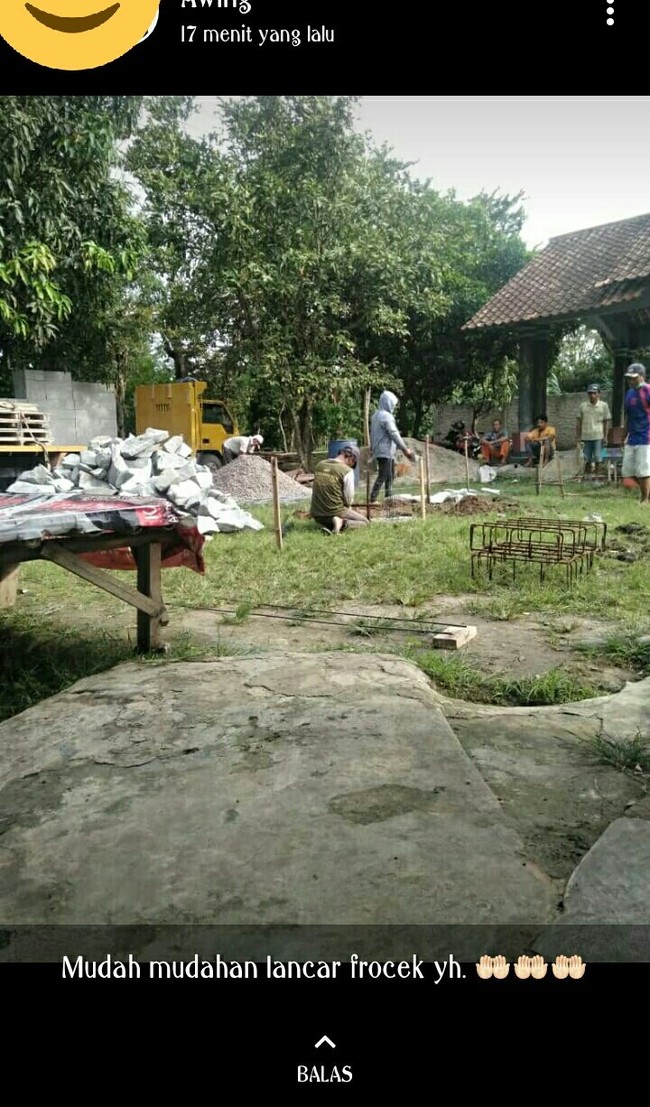 Lain kali coba di cek di Google dulu aja gimana tulisannya yang benar, biar nggak salah kayak gini. Kalau gini kan jadi bikin bingung yang baca, iya nggak? Foto: Twitter/@txtdrstoryWA