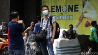 Pengunjung beraktivitas di Pasar Tanah Abang dengan menerapkan protokol kesehatan seperti memakai masker. Hal itu dilakukan untuk mencegah penyebaran virus Corona.