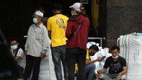 Kerumunan juga terlihat di beberapa titik pasar.