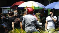 Sejumlah warga terlihat mematuhi protokol kesehtan di tengah penerapan PSBB ketat ini.