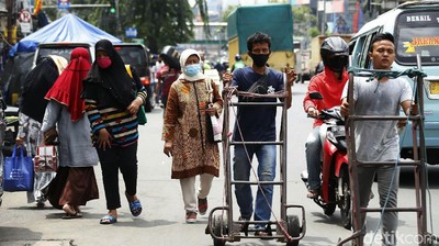 Hiruk Pikuk Pasar Tanah Abang Saat PSBB Ketat
