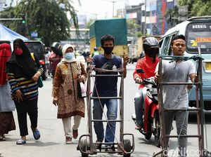 Hiruk Pikuk Pasar Tanah Abang Saat PSBB Ketat